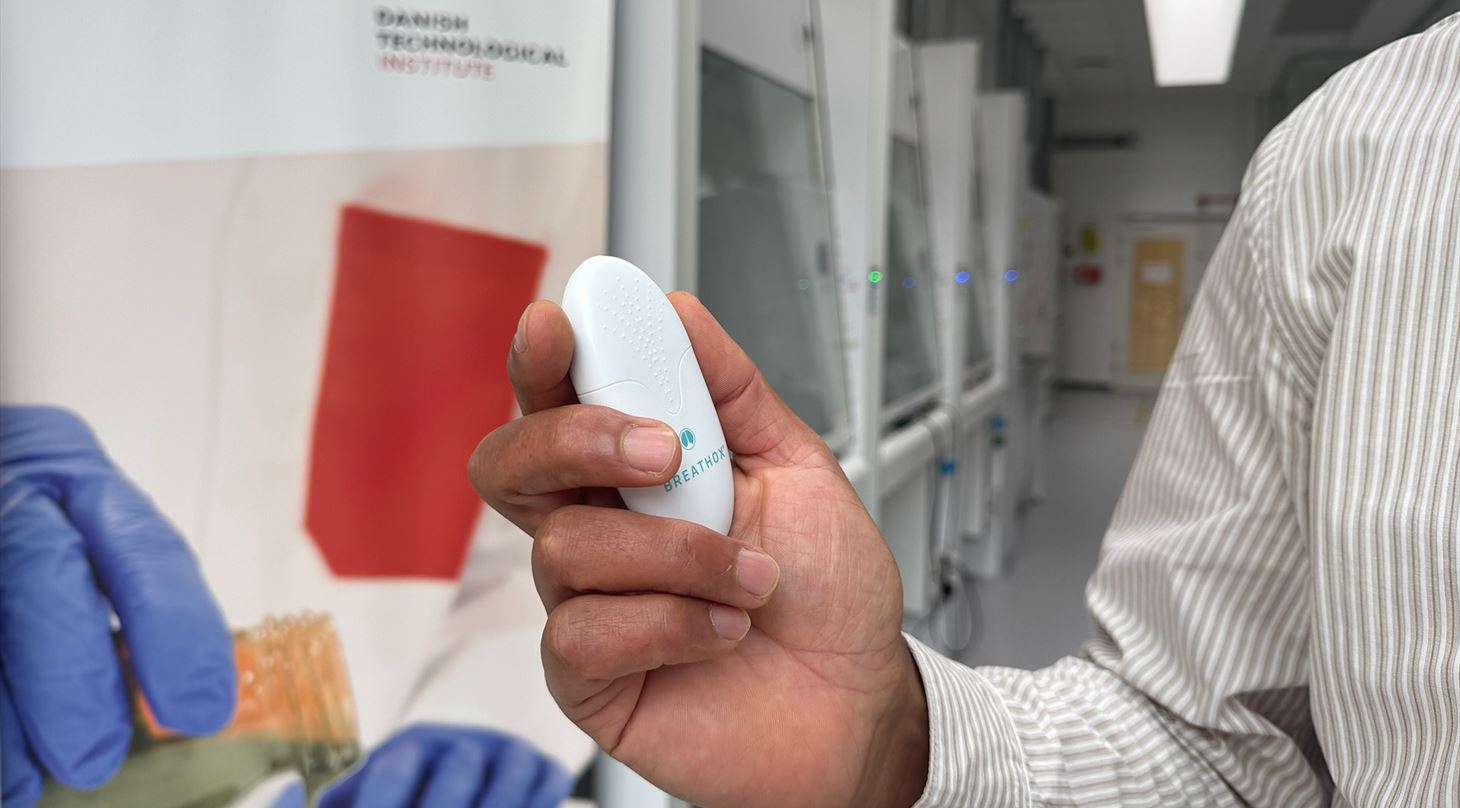 H�nd med medicinsk apparat